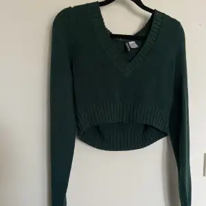 Säljer denna mörk gröna tröja ifrån h&m. Den har vart i garderoben ett tag men aldrig använd. Den är lite croppad så den funkar säkert som en kofta också skulle jag kunna tänka mej, Inte min stil💕
