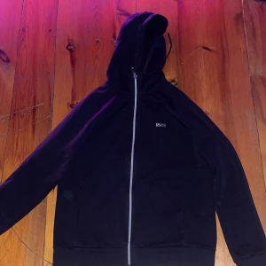 Hugo boss hoddie - Storlek M i använt skick därav priset 