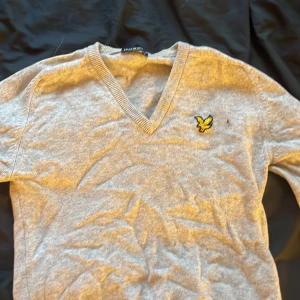 lyle&scott vintage sweatshirt  - Wow så fin sweatshirt❗️❗️ ÄLSKAR men den har inte kommit till användning på ett litet tag så tänkte lägga ut den för att se om någon var intresserad❤️ Har ett litet hål bredvid loggan på bröstet som man enkelt kan laga men därav priset❤️ 
