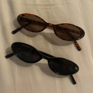 solglasögon  - Snygga solglasögon i 90-talsstil. Ett par för 40 eller båda för 75.