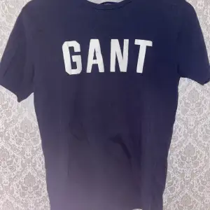 Gant T-shirt i storlek 158/164 cm, 13-14 år. Säljs i befintligt skick. 