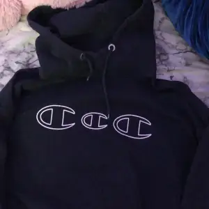 Säljer champion hoodie knappt använd,  bra skick.💕