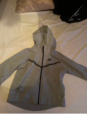 Nike tech fleece dam - Nike tech i storlek xs, använd några gånger och är i bra skick. Skriv om ni har frågor och skriv innan ni trycker på köp nu.