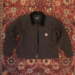 Carhartt Detroit jacket - Carhartt vinterjacka. Jackan är helt ny och oanvänd, med prislappen kvar.  Jackan är storlek L men har lite bredare passform. Passar mycket bra som overzised eller om man gillar boxy fit.  Kom gärna med frågor! :)  