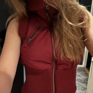 vinröd väst - ur gullig vinröd lite kortare väst från urbanoutfitters. så fin modell som framhäver ens former jättefint. helt oanvänd, så söt nu till hösten. så skönt och bra material som värmer. storlek s. nypris ca 800