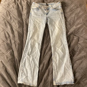 Lågmidjade ljusblåa jeans - Säljer dessa supersnygga lågmidjade jeansen från H&M eftersom att dom är lite för korta på mig (jag är 175cm)!💕💕 De är storlek 38 men passar även 36 bra. Köparen står för frakten.