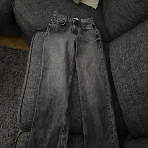 Jag säljer dessa jättefina jeans från Gina Tricot då de är för små för mig. De är endast provade så i väldigt bra skick. Storlek 32🌸