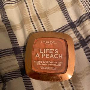 lifes a peach loreal blush i färgen 01 peach addict, använd