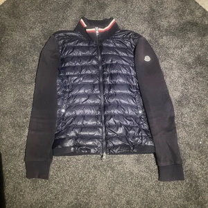 Mobiler cardigan - En fin moncler cardigan i storleken M, litet litet hål på vänstra ärm, kvitto finns men ej något annat, hör av dig för minsta fundering😀