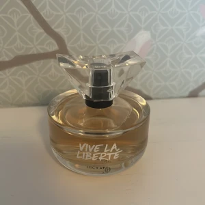 Parfym - Säljer denna då doften inte passade mig, säljer för 250kr + 45kr frakt 💞  Betalning sker via Swish ☺️