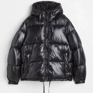 Svart vinterjacka - Väldigt snygg svart pufferjacka, storlek S. Sparsamt använd, säljer för 499kr+frakt💕