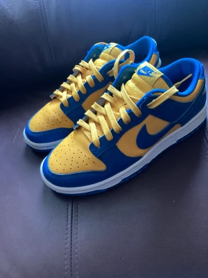 Nike dunks UCLA - Använda men är i rätt bra skick enda skadan är lite creasing på framsidan Pris kan diskuteras via meddelande 