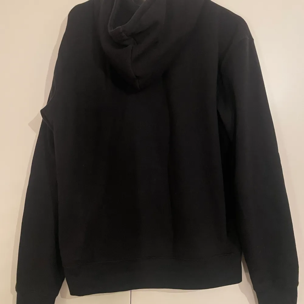 En svart hoodie från One Of One🩷Storlek M och sitter normalt i storleken. Använd några få gånger och i ett väldigt fint skick🩷Nypris 1500🩷. Hoodies.
