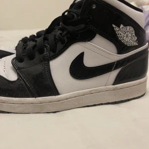 Jordans - Helt nya jordans använd max 2 gånger Lite dammiga men det går bara att tvätta Om du undrar om priset kan det ändrares när vi skriver  Skriv bara om du är seriös tack ❤️ Storlek 40,5 men passar mig som har 40-39 i skor