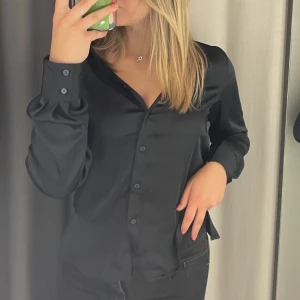 Blus - Säljer denna super fina satin blus, endast använd fåtal gånger. Köpt för 600kr, i nyskick. Fri frakt 📦 