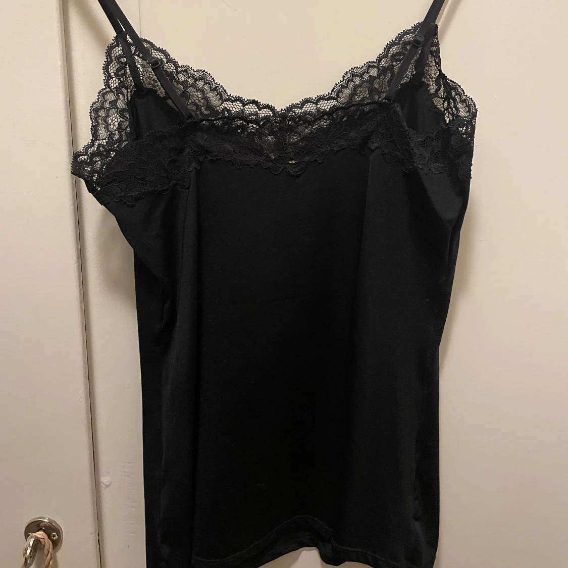 Svart satinlinne med spetsdetaljer  - 91