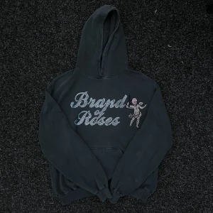 Brand of Roses Hoodie - Rhinestone hoodie från BoR i fint skick som säljes pga att den inte längre kommer till användning, hoodien är i en faded svart färg. Bara att höra av sig vid frågor eller fler bilder 🤝🏼