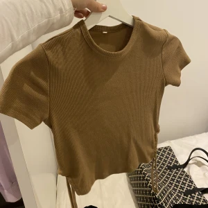 Fin T-shirt med knytning - Fin t-shirt med knytning på sidorna i storlek s