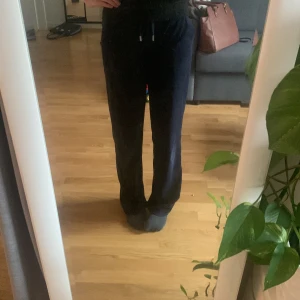 Juicy couture byxor  - Säljer mina mörkblå juicy couture byxor då dom inte kommer till användning längre, köparen står för frakten💕