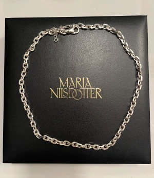 Maria Nilsdotter halsband - Maria Nilsdotter: The strongest girl in the world för 4500kr, superskick.  Maria Nilsdotter: Knife Edge 52 Necklace för 3400kr, köpt för två månader sedan. Superskick. 
