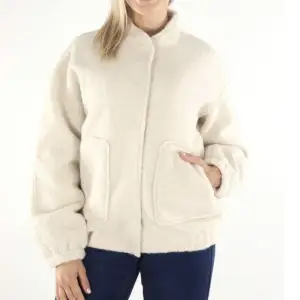 Säljer denna jacka från Vero Moda. Aldrig använd, så prislappar kvar. Köpt för 649 kr. Så fin och trendig 🤍🍂(bilderna är lånade)