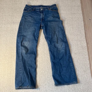 Monki jeans - Fina jeans. Väldigt cool stil. Fickorna har hål, därför sänkt pris