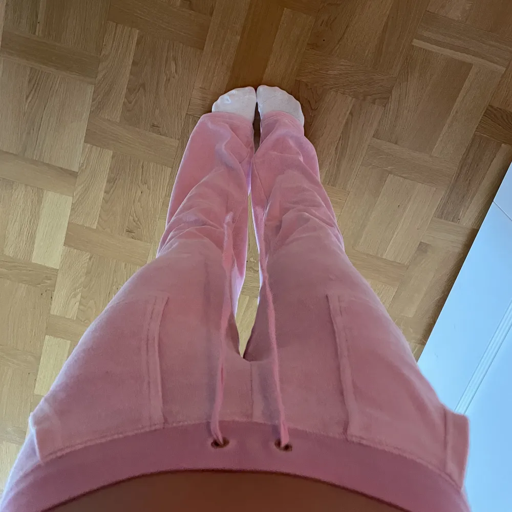 Säljer mina lågmidjade Juicy Couture mjukisbyxor i unik ljusrosa färg. Storlek xs men passar även s!  . Jeans & Byxor.