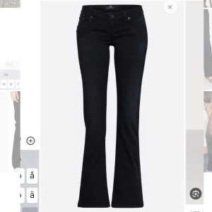 lbt svarta jeans!! intresekoll - Ltb Jeans i midnattsblåfärg men ger illusionen av att dem är svarta! I super bra skick, är dock inte säker om jag vill sälja så jag lägger bara upp annonsen här som intressekoll!❤️ Ps. En skräddare har fixat så dem blir tajtare vid midjan!