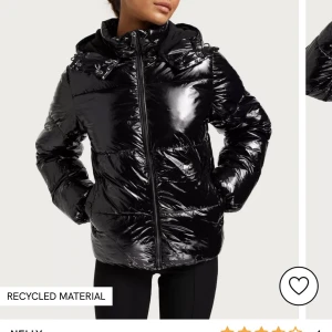 Nelly jacka - ”Everyday puffer jacket” från Nelly. Jättefin glansig jacka o använd fåtal ggr❤️❤️skriv för info, nypris 800kr! Många intresserade!!