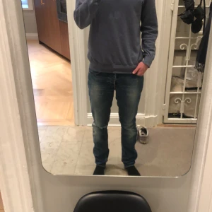 Jeans - Säljer ett par asfeta Tiger of sweden jeans storlek 32/32 skön passform kvalitet 7/10 ett fel på byxorna som bilden visar men inget som syns när man har bälte eller tröja över. Skriv om du undrar något. Nypris 800 kr.