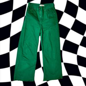 Gröna coola jeans från pull & bear jag köpte på vinted, men tyvärr för små :( Bra skick! 