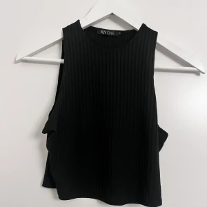 Magtopp  - En svart basic magtopp 