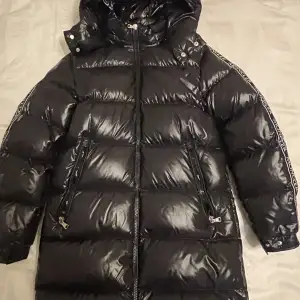 Lång moncler jacka för 12 år använd 1 säsong, ser ut som ny, ny pris 13 tusen, kan diskutera pris