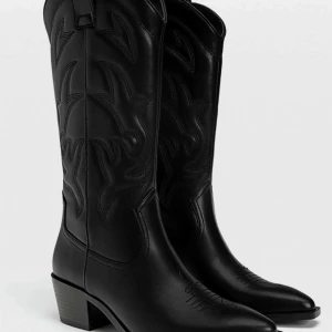 Cowboyboots - Cowboy boots från stradivarius, zalando. Köpte dom här på Plick i nyskick och har själv använt dom en kväll, så dom är i bra skick🖤