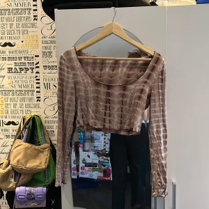 Beig crop top - Beige långärmad crop top från SHEIN i storlek S/M. Den är skön, bekväm och ganska tunn.