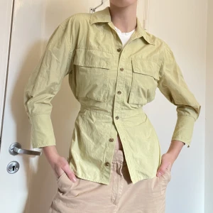 Skjorta från & Other Stories  - Ljusgrön skjorta från & other stories som går in supersnyggt vid midjan i storlek 36 🫶🏻