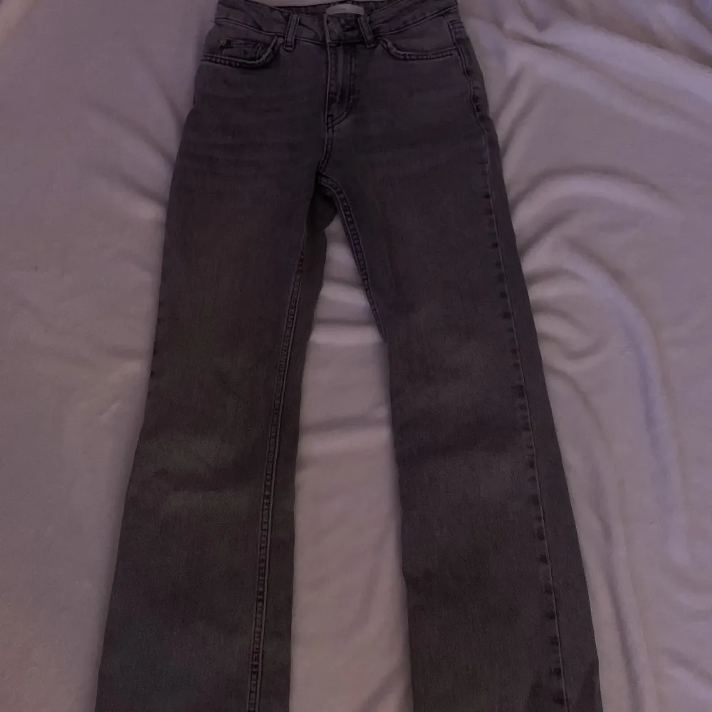 Flared jeans från Gina tricot, Perfekt längd på mig och jag är typ 1.62!🤍fullpris 499kr men jag säljer för 200kr⭐️ frakt tillkommer!!. Jeans & Byxor.