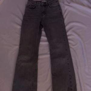 Flared jeans från Gina tricot, Perfekt längd på mig och jag är typ 1.62!🤍fullpris 499kr men jag säljer för 200kr⭐️ frakt tillkommer!!