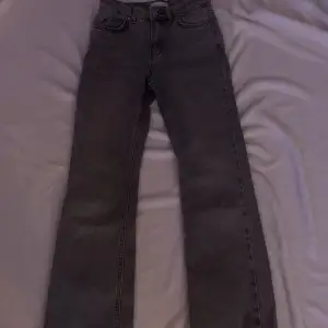 Flared jeans från Gina tricot, Perfekt längd på mig och jag är typ 1.62!🤍fullpris 499kr men jag säljer för 200kr⭐️ frakt tillkommer!!