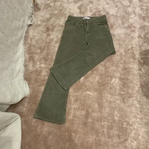 LÅG MIDJADE BYXOR - Ett par jätte fina låg midjade, utsvängda och gröna byxor. Få tals gånger använda, köpta för 200kr!!