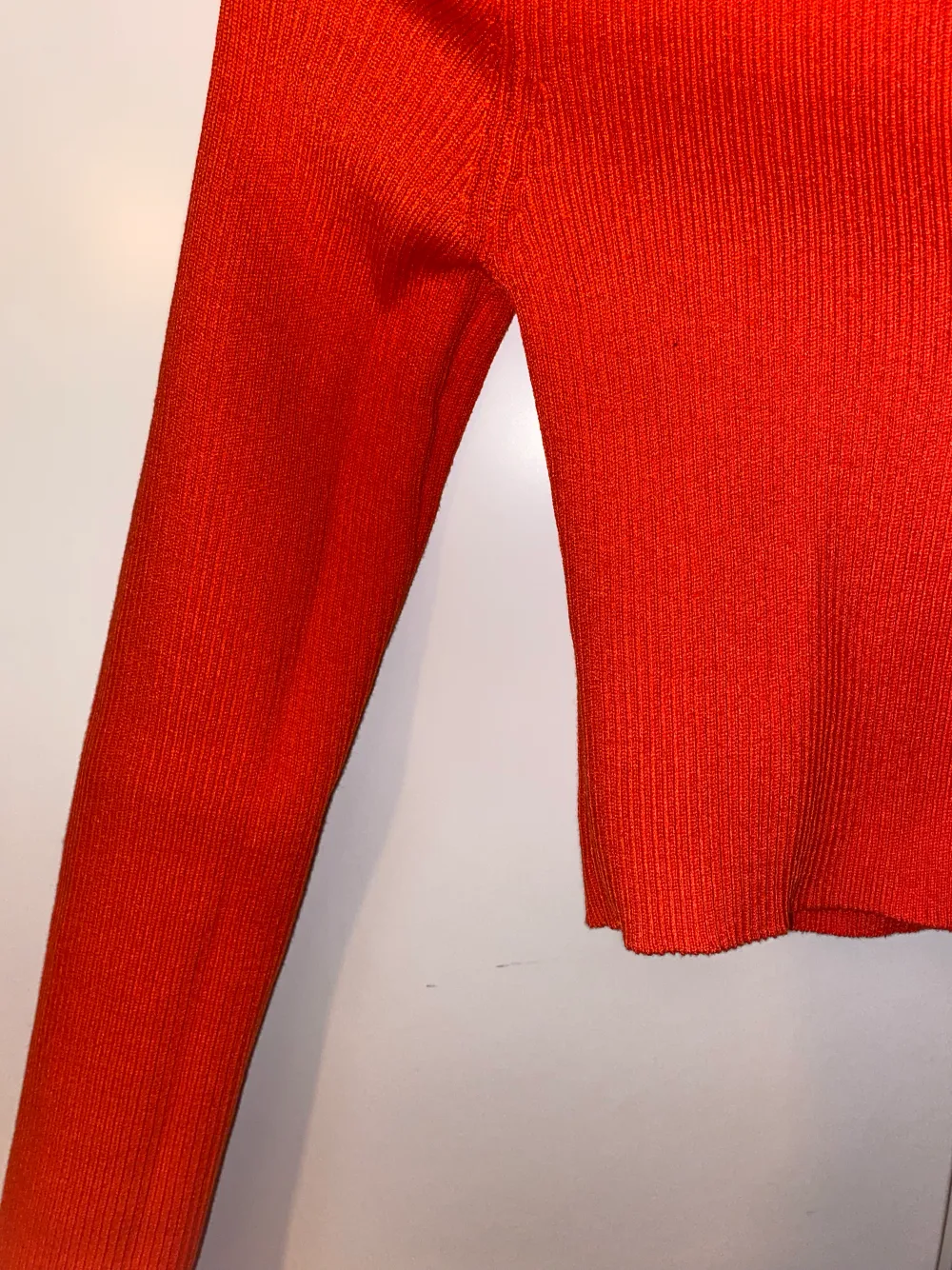 Ribbstickad tröja med halvpolo i orange färg från H&M. Aldrig använd och är i nyskick! . Tröjor & Koftor.