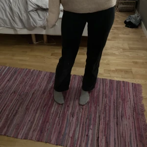 Svarta jeans - Jättefina svarta jeans, som tyvärr inte kommer till användning längre. Används ett flertal gånger men fortfarande bra kvalitet.💗✨ Frakten är inte inräknad i priset🫶🏼