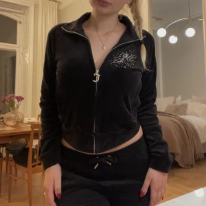 Juicy Couture - Svart juicy couture set med rhinestones. Perfekt inför vintern och hösten. Använt sparsamt. Modellen är unik och går inte att få tag på längre. Nypris för hela settet 3000 kr. 🌸