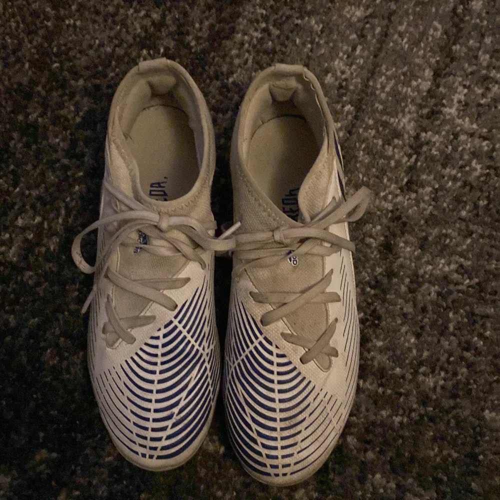 Adidas preditor skor i storlek 38. Köpt förra året och bra skick på dem.. Skor.