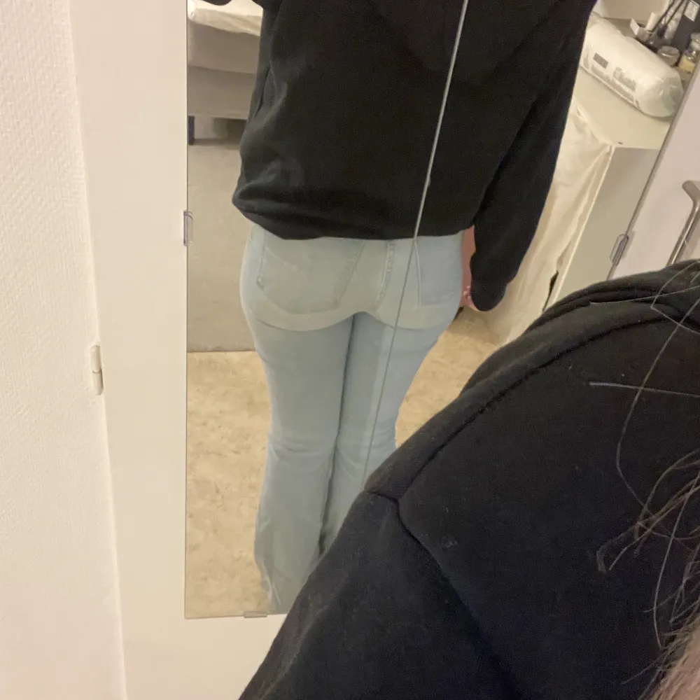 Dessa ljus blåa bootcut byxorna är från berskha och är i storleken 36, det är high Waist på dom men super fina. Kommer ej till användning. På mig som är 167 så är dom bra i längden. Jeans & Byxor.