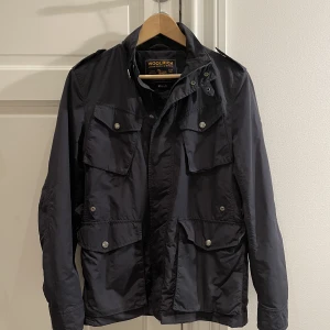 Woolrich field jacka - Säljer nu en Woolrich field jacka! Cond: 8/10. Strl: S/M. Nypris: ca 4500, mitt pris: 1899. Hör av er vid frågor och funderingar!