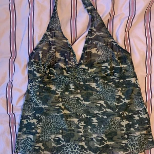 Kamouflage topp - Jättefin topp som passar till festligheter och vardagen!! Säljer då den inte kommer till användning 
