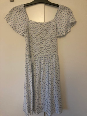 Sommarklänning  - Säljer denna sååå gulliga sommarklänningen då den inte riktigt passar mig längre 🙌 storlek 164 men passar som en xxs-xs ❤️Använd endast två gånger så i nyskick! 