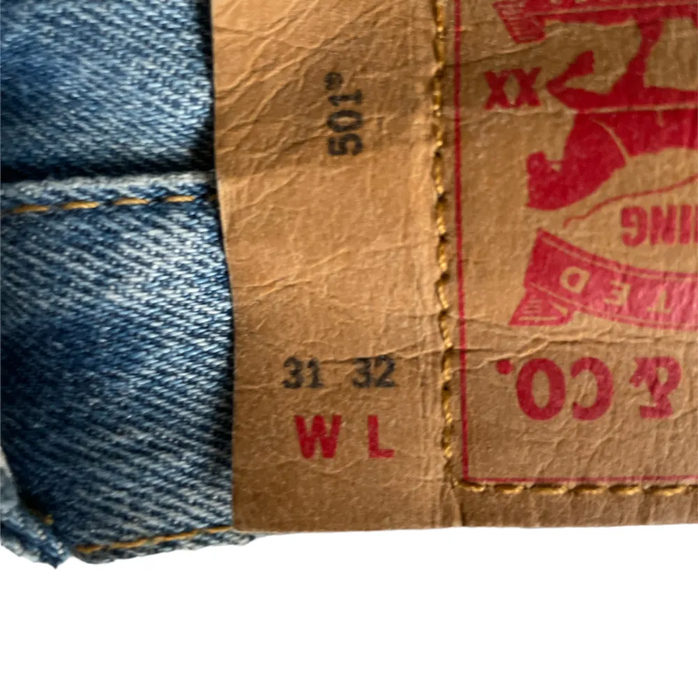 Blåa Levis Jeans med oversize passform. Nypris 1100kr. Skick 8/10. Tveka inte på att skriva vid funderingar👍. Jeans & Byxor.