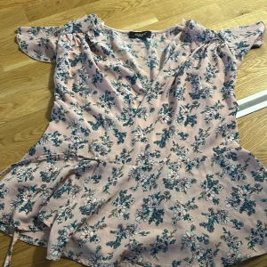 Tröja  - Blommig tröja från sisterS 